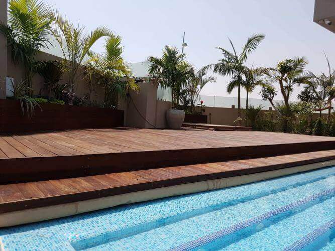 דק מסביב לבריכה